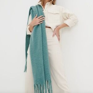 Long, warm minty scarf. Good condition. Sinsay